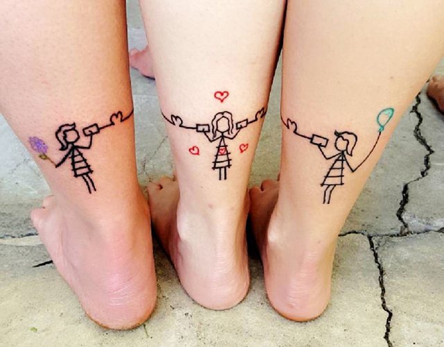 成对的纹身，为女朋友在手臂上，腿上，手腕上，锁骨上的小纹身。图片