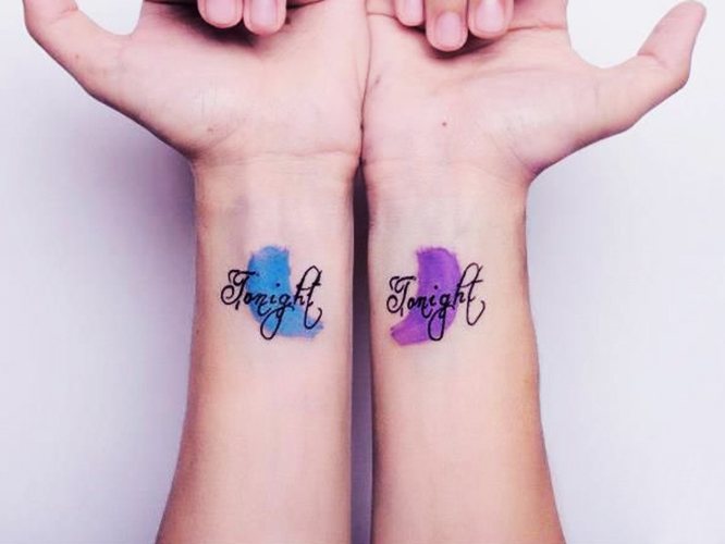 Tatuaje pentru prietenele mici, împerecheate pe braț, picior, încheietura mâinii, claviculă. Fotografie