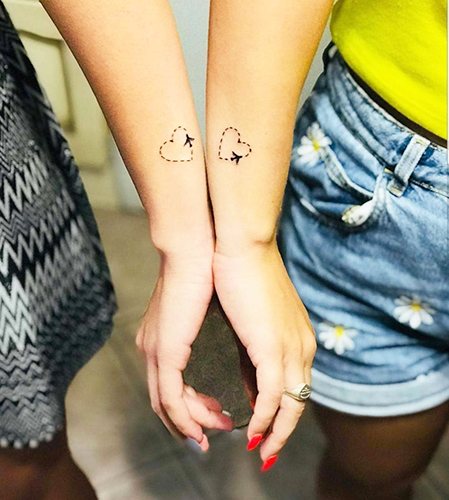 Tatuaje pentru prietene mici pe braț, picior, încheietura mâinii, claviculă. Fotografie