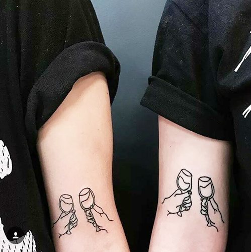 Tatoeages voor vriendinnen klein gekoppeld op de arm, been, pols, sleutelbeen. Foto