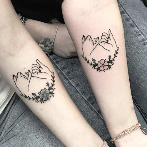 Tatuiruotės draugėms mažos poros ant rankos, kojos, riešo, raktikaulio. Nuotrauka