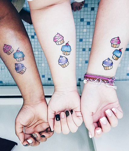 Татуировки за приятелки малки на ръката, крака, китката, ключицата. Снимка