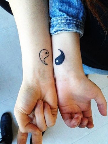 Gekoppelde tatoeages voor vriendinnen klein op arm, been, pols, sleutelbeen. Foto