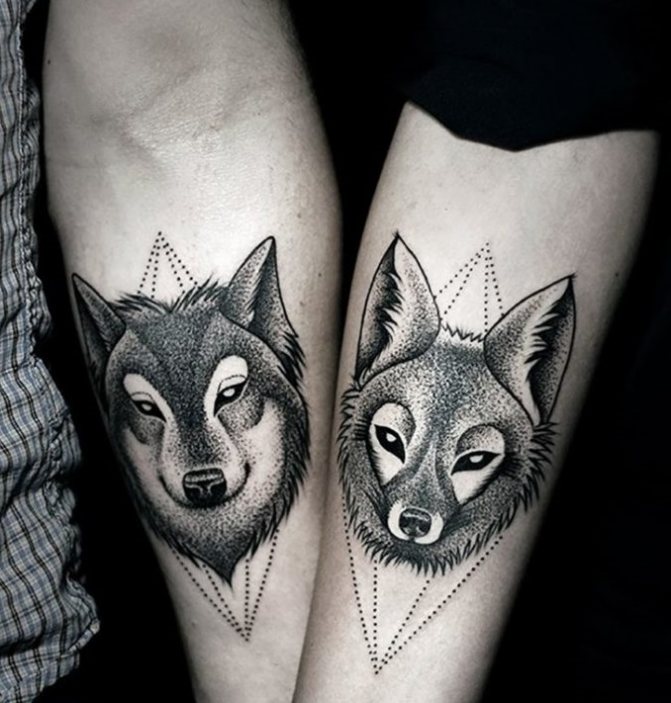 ペアのオオカミとキツネのタトゥーは、お互いを完全に補完します。