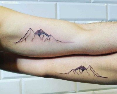 Par tatoveringer til to elskende. Skitser, billedtekst med oversættelse til mand og kone, kæreste og veninde