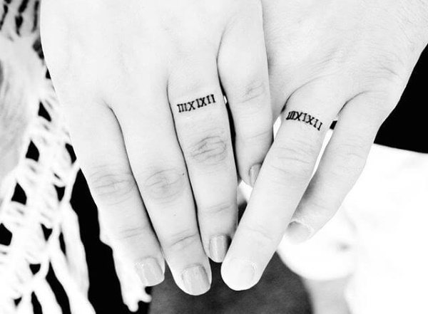 Τατουάζ ζεύγους για δύο εραστές. Σκίτσα, επιγραφές φωτογραφιών με μετάφραση για σύζυγο και σύζυγο, φίλο και φίλη