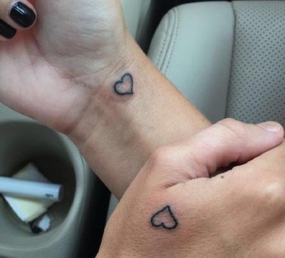 Parrede tatoveringer til to elskende. Skitser, billedtekst med oversættelse til mand og kone, kæreste og veninde