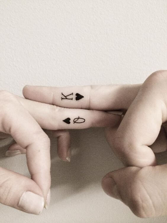 tatouages appariés sur les doigts