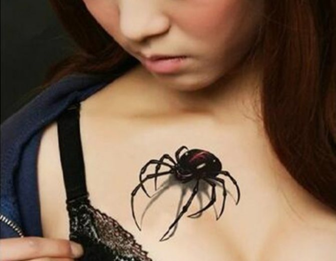 Păianjen pe pieptul unei femei.