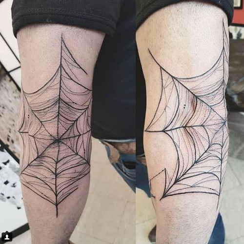 Zirnekļtapešu tetovējums uz elkoņa