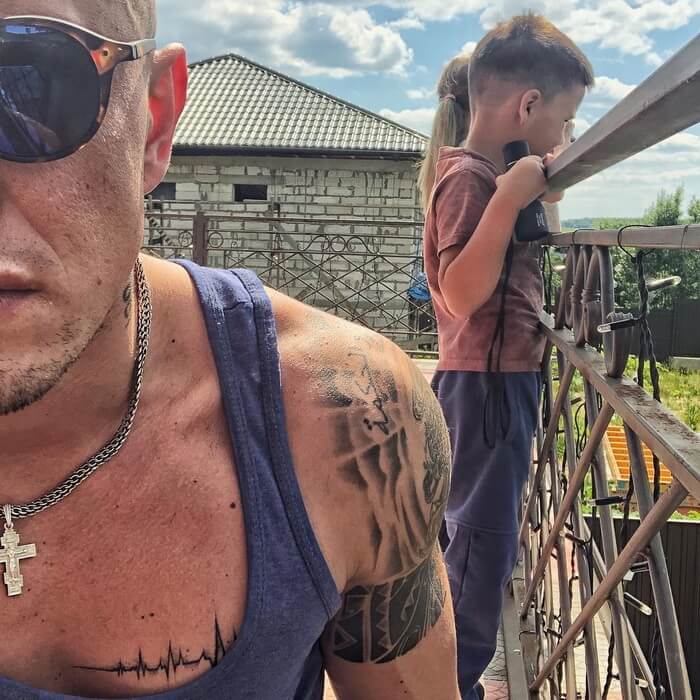 Ο Pavel Priluchny επιδεικνύει το τατουάζ του