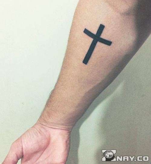 Kryžiukas ant vaikino riešo