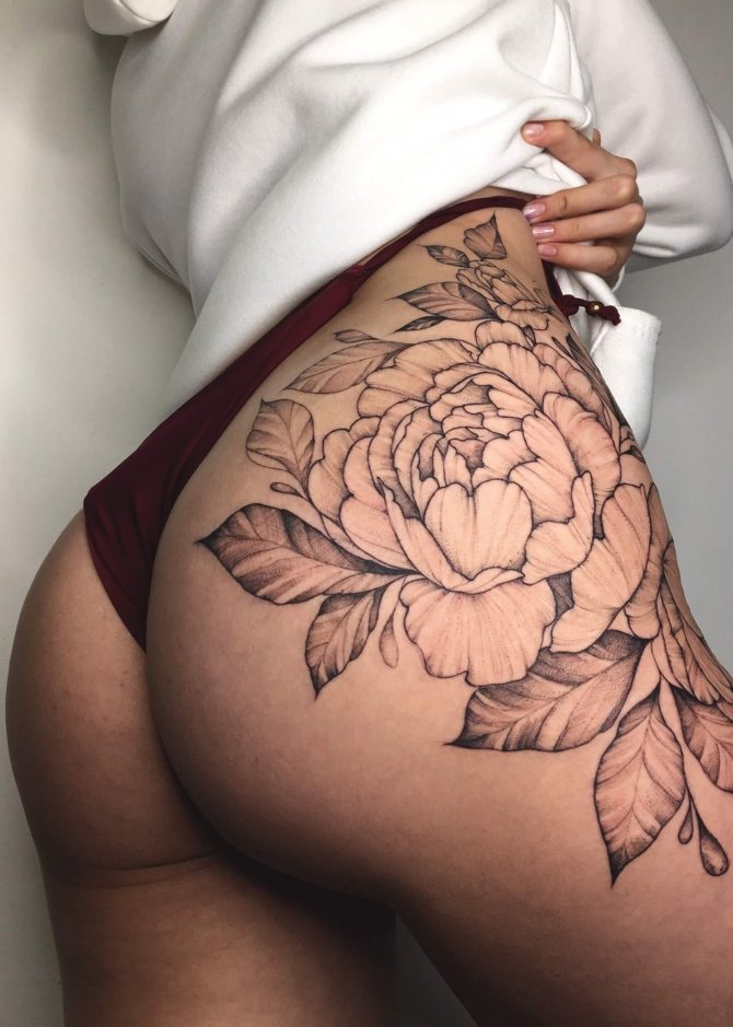peonie sul tatuaggio dell'anca