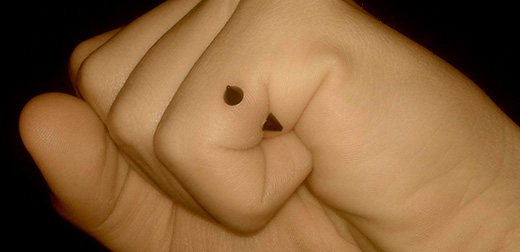 piercing v malíčku