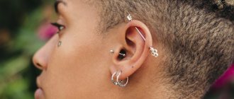 auskarų vėrimas į ausis