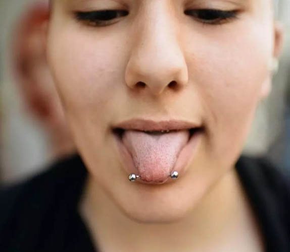 Tongue Piercing barbell. Fotó, mit kell választani, a méret a dekoráció, gondozás