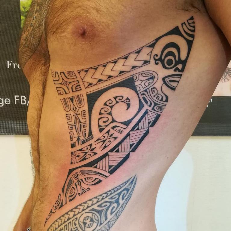 Tribal tatovering på siden