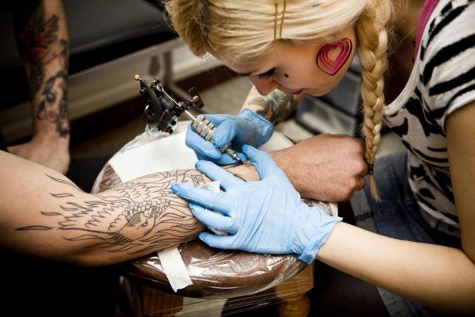 Hvorfor folk får tatoveringer Freudiansk psykologi