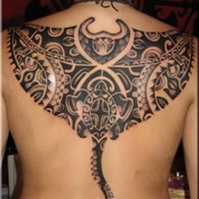 Tatuagem polinésiana ao sol