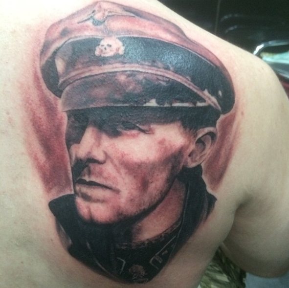 Portræt af en mand: en nazi-tatovering