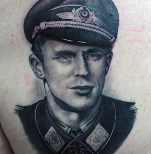 Portræt som en nazi-tatovering