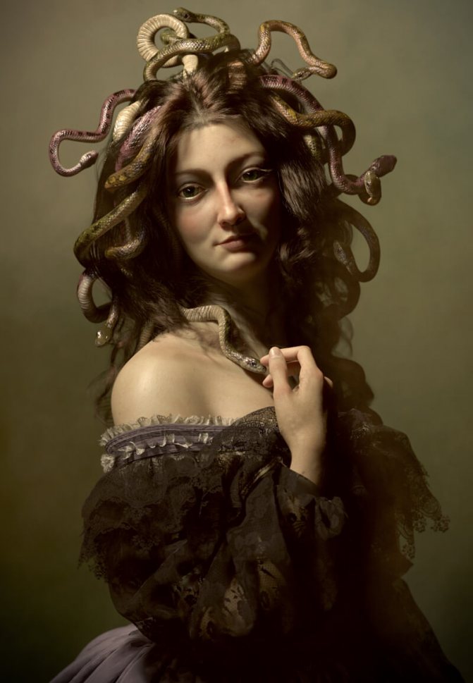 Frumoasa Medusa Gorgonă interpretată de Georgia Saroj din SUA.