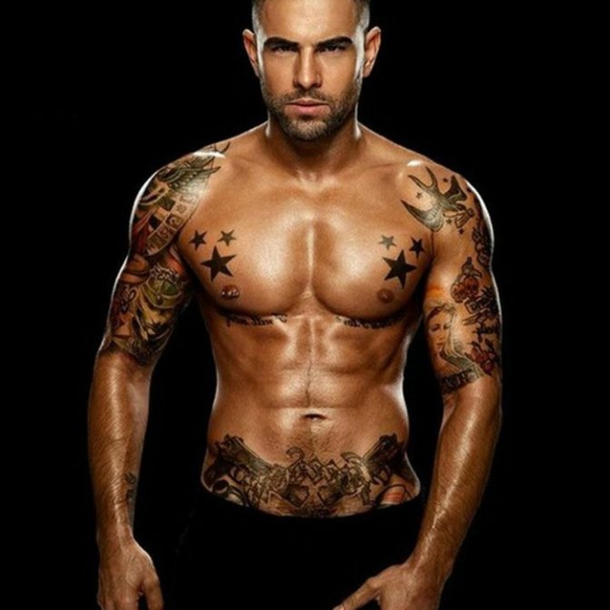 Exemplu de tatuaj intim masculin în abdomenul inferior