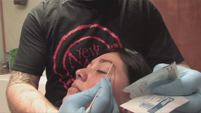 Øjenbrynspiercing salon procedure