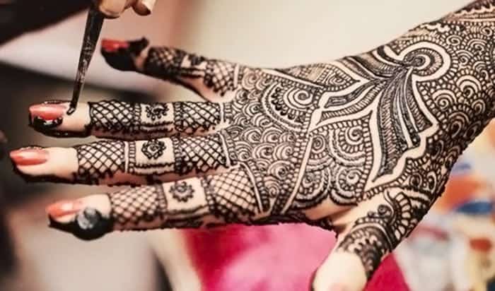 Het aanbrengen van henna op de hand