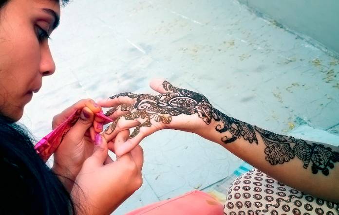 Le processus d'application du henné