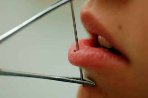 Prozess des Lippenpiercings