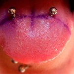 piercing da língua em casa