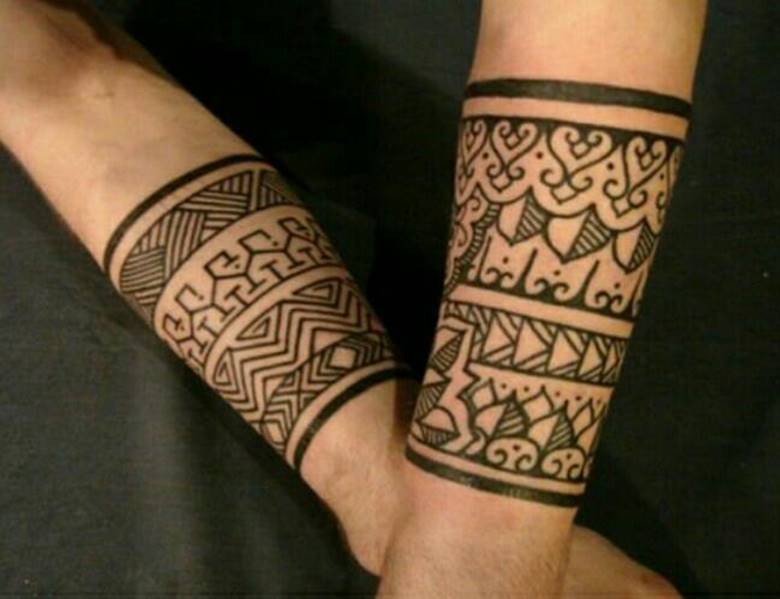Paprasta rankinės stiliaus tatuiruotė
