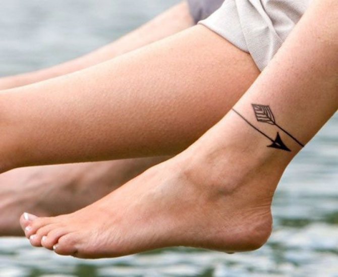 Cavigliera a freccia semplice con tatuaggi