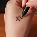 Tatuagens simples com caneta