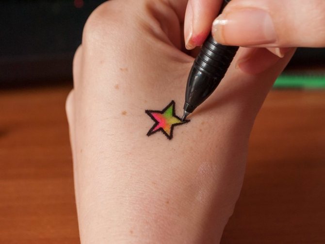 Jednoduché tetovanie perom