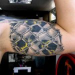 Tatuaggio da radiazioni sul bicipite