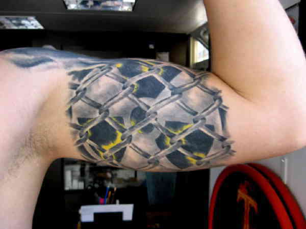Радиационна татуировка върху бицепса
