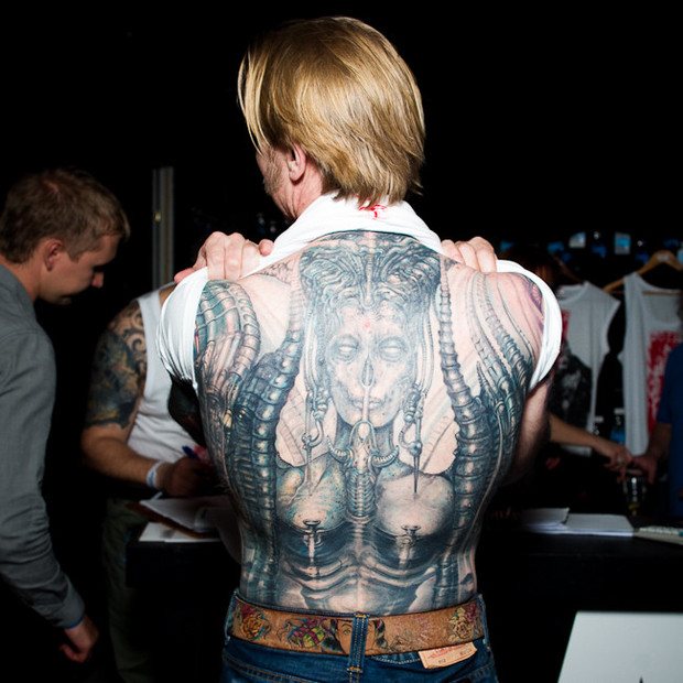 Back-to-back συνομιλίες: Οι back-to-back ιδιοκτήτες μιλούν για τα θέματα των τατουάζ τους. Εικόνα #1.
