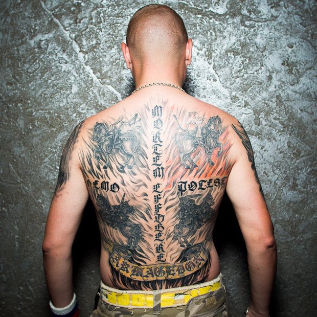 Rozhovory za chrbtom: Majitelia bodovaných chrbtov hovoria o témach svojich tetovaní. Obrázok č. 10.