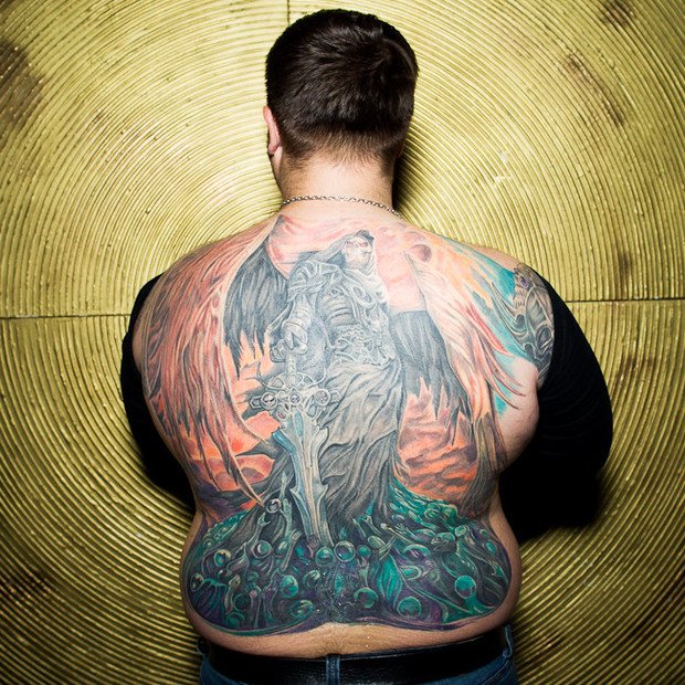 Conversații pe la spate: Deținătorii de spate scorțoși vorbesc despre parcelele tatuajelor lor. Imaginea #2.