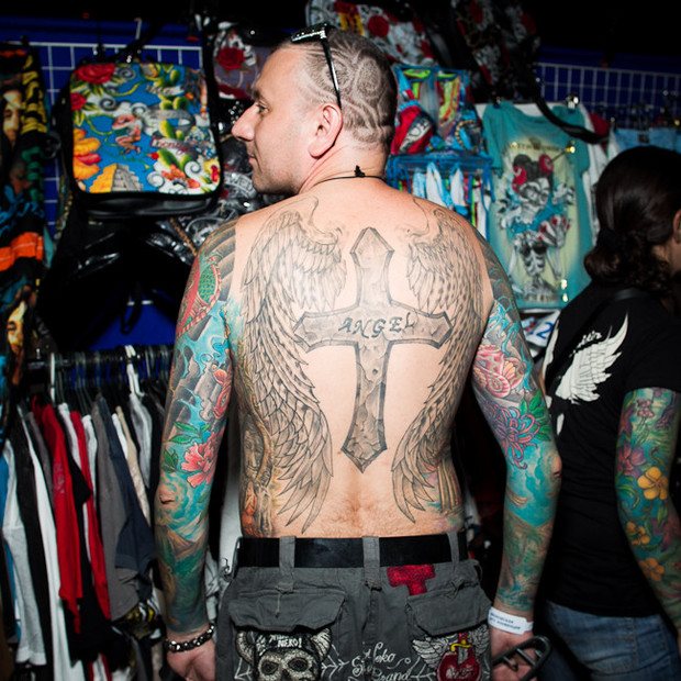 背对背的对话: 背对背纹身的主人谈论他们纹身的主题。图片#3。