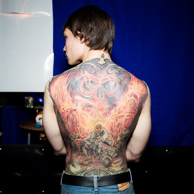 背对背的对话：得分背的人谈论他们的纹身主题。图片#6。
