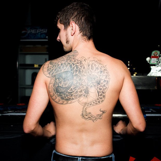 背对背的对话: 背对背纹身的主人谈论他们纹身的主题。图片#8。
