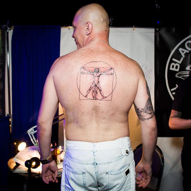 Conversas nas costas: Os donos das costas de pontuação falam sobre os temas das suas tatuagens. Imagem #9.