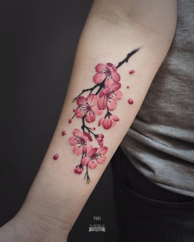 Realistické tetovanie čerešňových kvetov na dievčenskej ruke