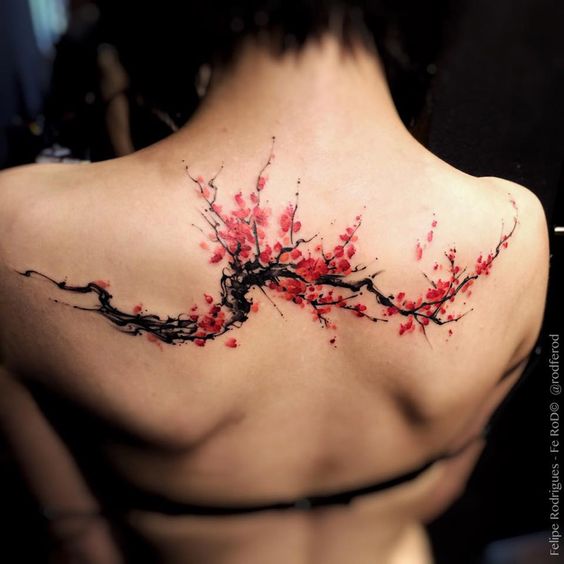 Realistico tatuaggio di ramo di ciliegio in fiore sulla schiena