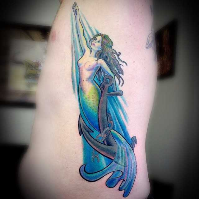 Rib tatovering af havfrue og anker