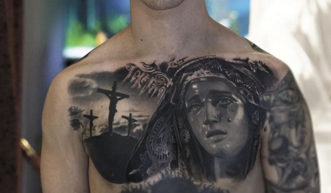 religijne tatuaże na klatce piersiowej