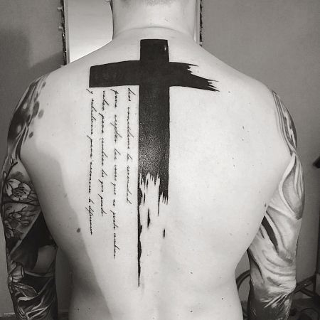 十字架を使った宗教的なタトゥー